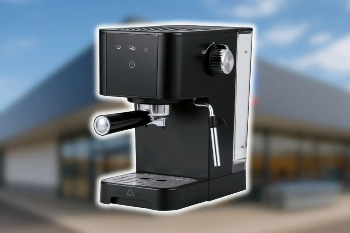Cafetera espresso automática negra con vaporizador de leche y panel de control táctil de Aldi sobre fondo desenfocado de una tienda de la cadena.