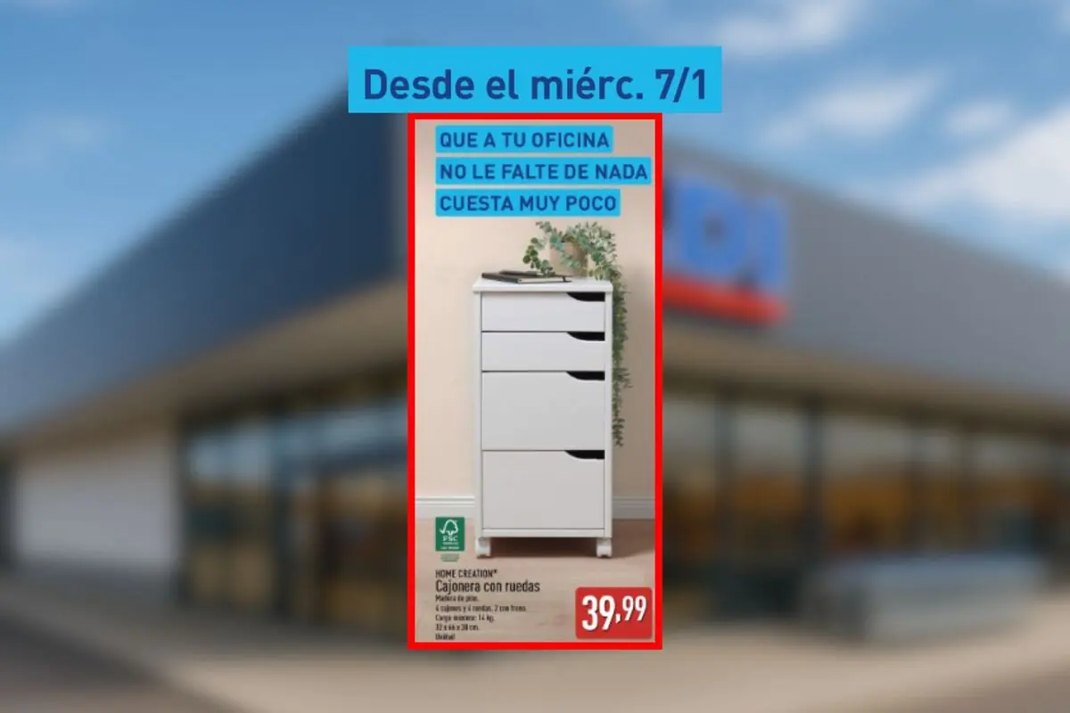 Anuncio de cajonera blanca de Aldi con ruedas para oficina en oferta disponible desde el miércoles 7 de enero con precio destacado de 39,99 euros frente a la fachada de una tienda.