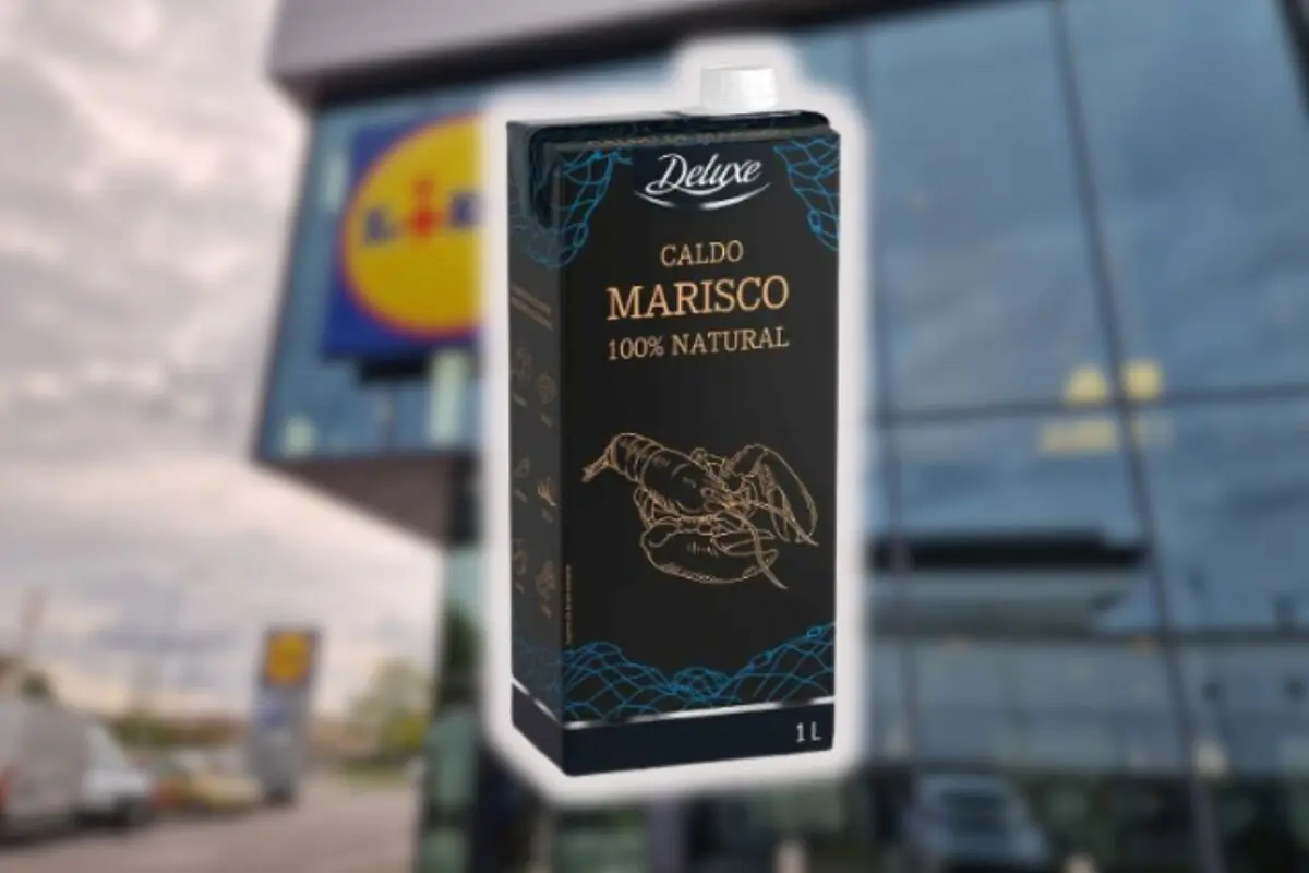 Envase de caldo de marisco Deluxe 100% natural de un litro frente a una tienda Lidl desenfocada