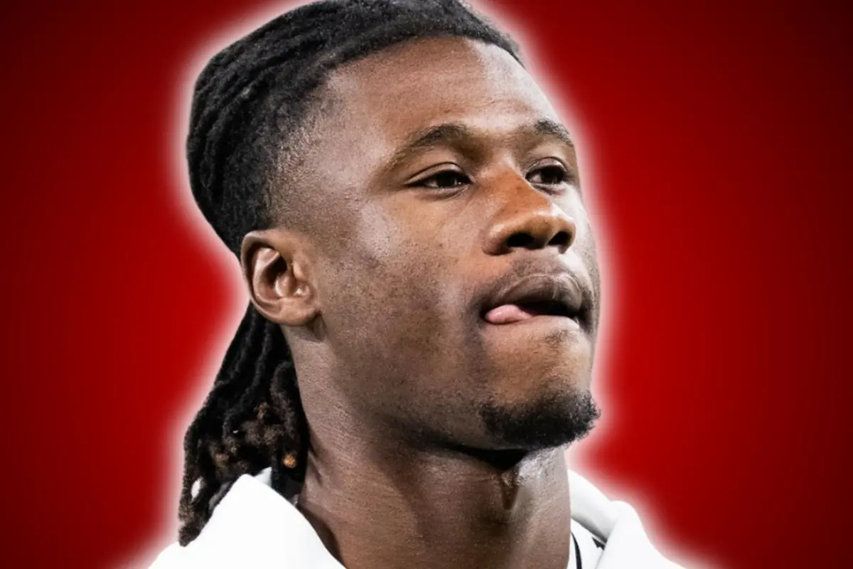 Primer plano de un joven con rastas y camiseta blanca sobre fondo rojo desenfocado