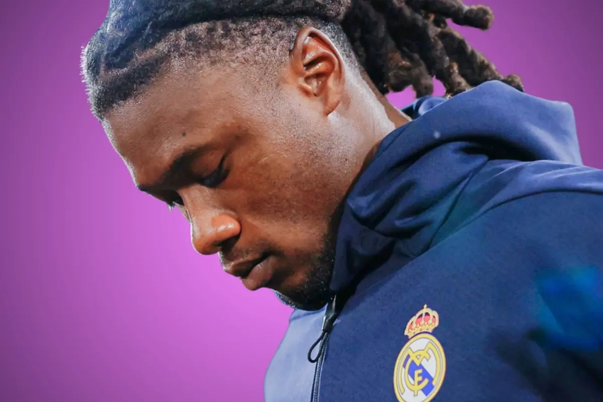 Jugador del Reial Madrid amb dessuadora blava i fons morat mirant cap avall