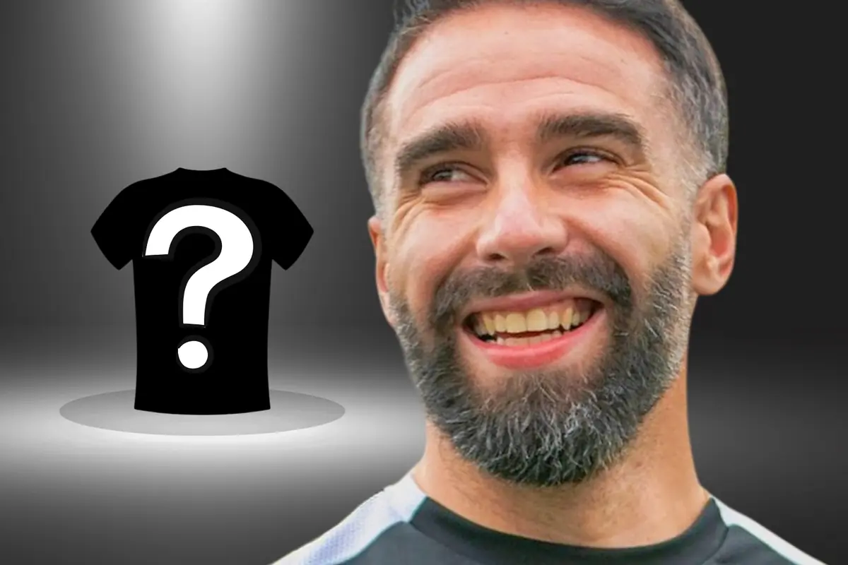 Home barbut somrient en primer pla amb una samarreta negra amb signe d’interrogació al fons sobre fons gris fosc