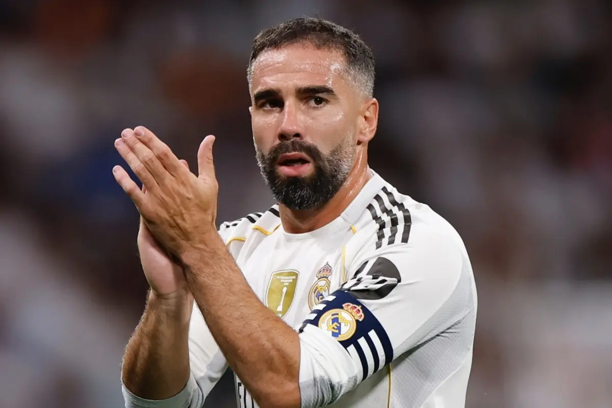 Futbolista del Reial Madrid amb braçalet de capità aplaudint durant un partit