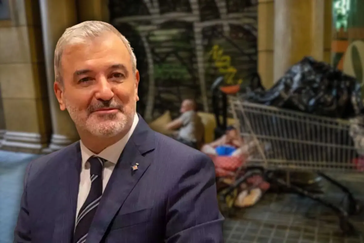 Home de cabells canosos i barba amb vestit i corbata somriu mentre al fons s’observa un carro de supermercat ple de bosses i una persona estirada al carrer.