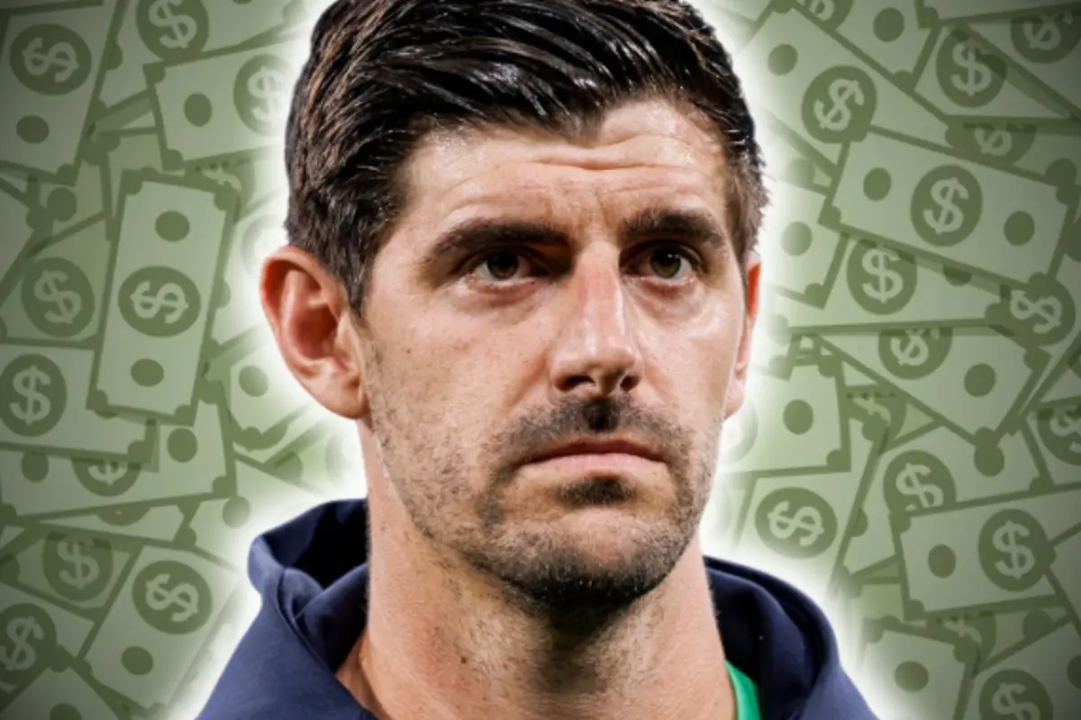 Primer pla d’un home amb expressió seriosa sobre un fons il·lustrat de bitllets amb símbols de dòlar