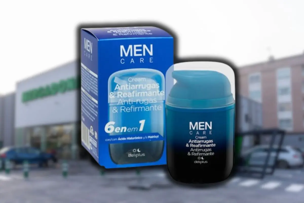 Envase y caja de crema facial antiarrugas y reafirmante Men Care para hombre de la marca Deliplus frente a un supermercado Mercadona desenfocado