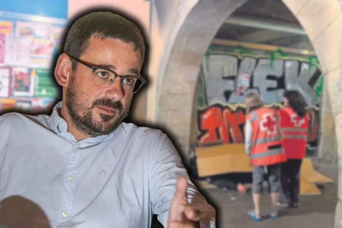 Home amb ulleres i barba en primer pla amb expressió seriosa mentre al fons dues persones amb armilles de la Creu Roja atenen algú al carrer davant d’un mural de grafit.