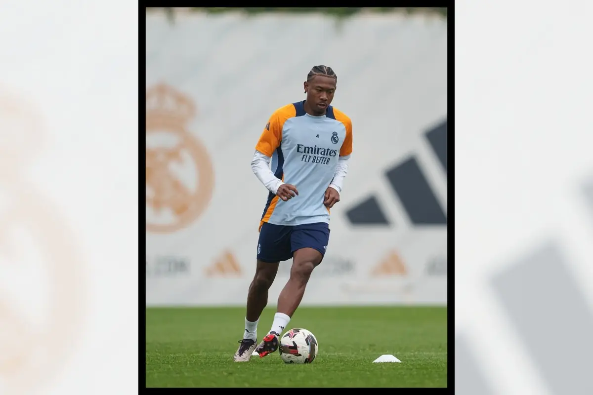 Futbolista del Reial Madrid entrenant amb la pilota al camp de joc
