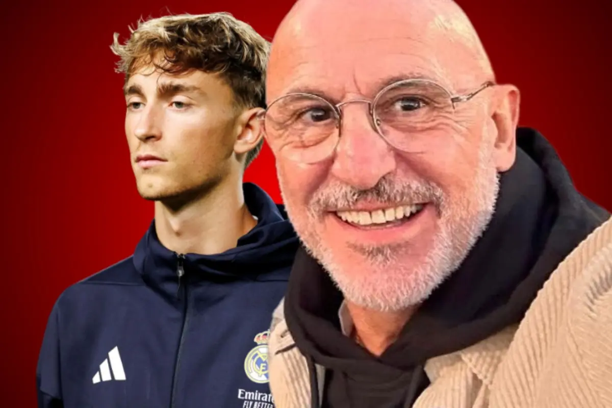 Home jove amb jaqueta esportiva fosca i escut d’un club de futbol al costat d’un home gran calb amb ulleres i somriure sobre fons vermell