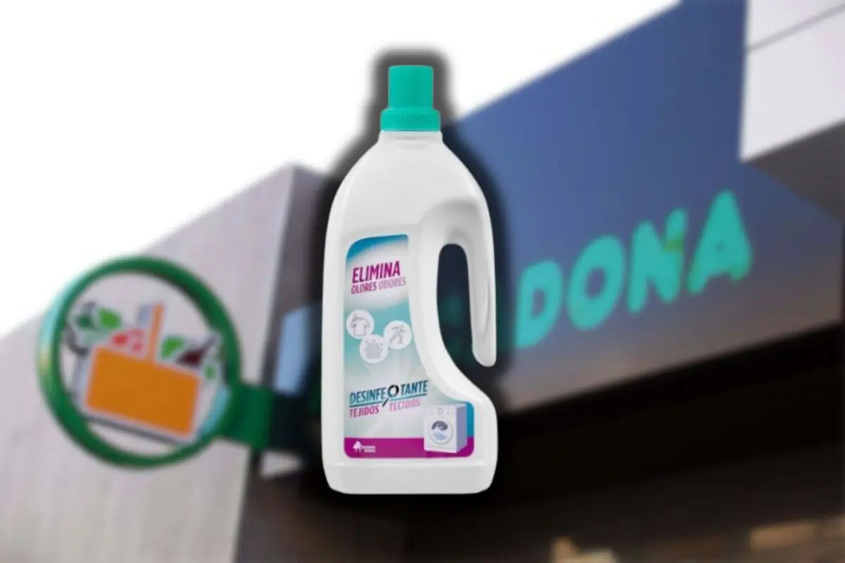 Botella de desinfectante para tejidos de supermercado en primer plano sobre fondo desenfocado de fachada de tienda Botella de desinfectante para tejidos de supermercado en primer plano sobre fondo desenfocado de fachada de tienda