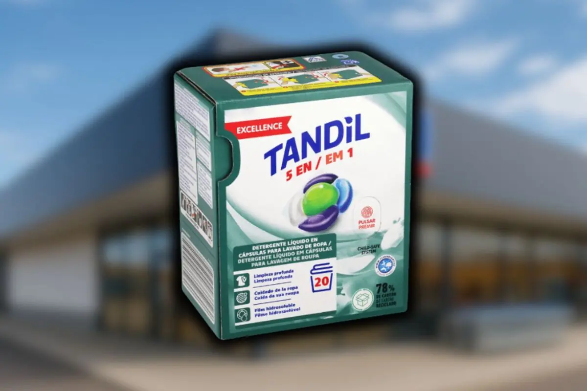 Caja de detergente líquido en cápsulas Tandil 5 en 1 en primer plano sobre un fondo desenfocado de una tienda Aldi. Caja de detergente líquido en cápsulas Tandil 5 en 1 en primer plano sobre un fondo desenfocado de una tienda Aldi.