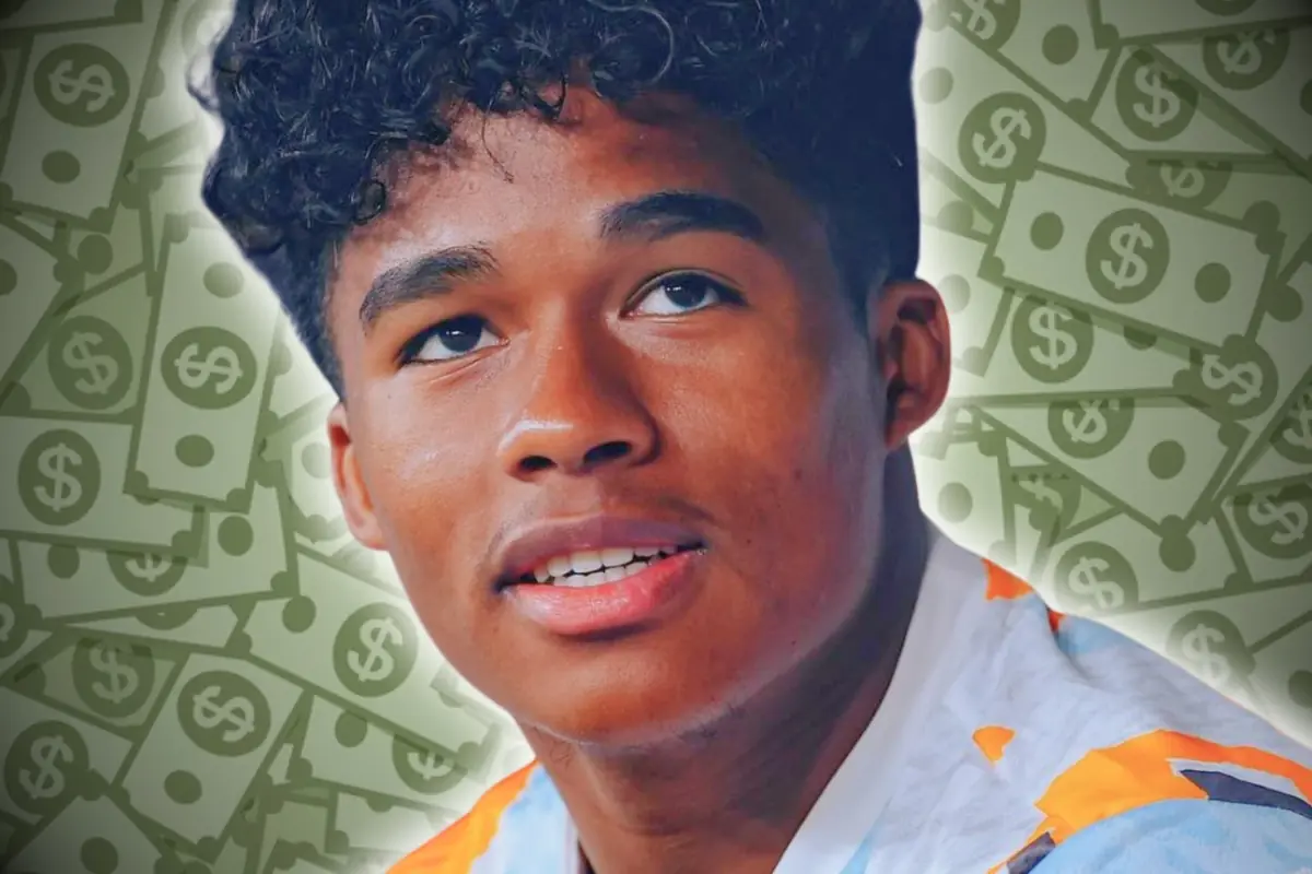 Jove mirant cap amunt amb un fons de bitllets verds amb símbols de dòlar