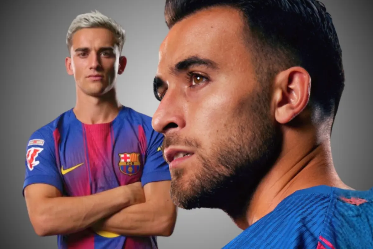 Dos futbolistes amb l’uniforme del FC Barcelona posen sobre un fons gris, un en primer pla i l’altre al fons amb els braços creuats.