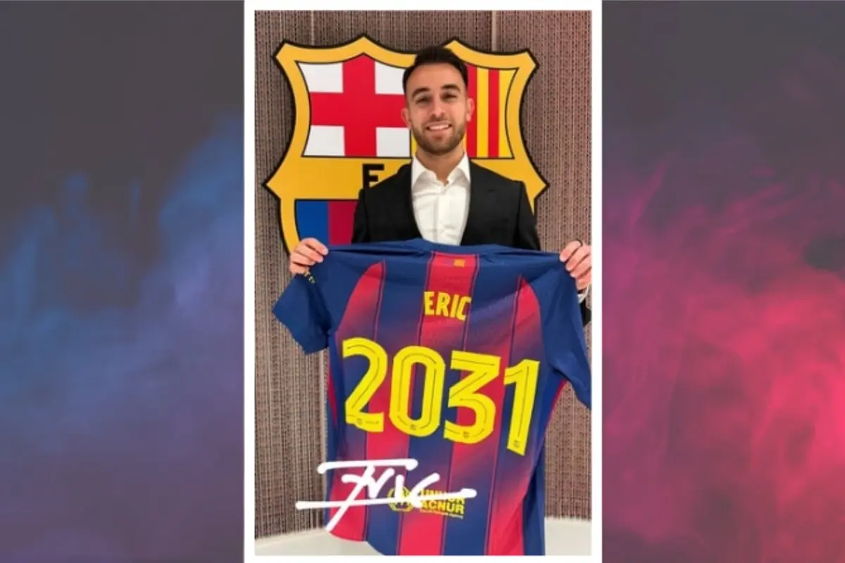 Un home amb vestit sosté una samarreta del FC Barcelona amb el nom Eric i el número 2031 davant de l’escut del club.