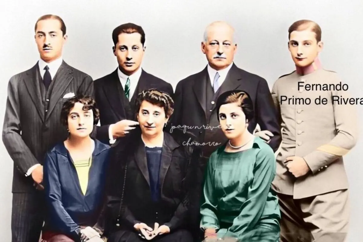 Fotografía antigua de una familia posando elegantemente, con cuatro hombres de pie y tres mujeres sentadas, todos vestidos con ropa formal de época.