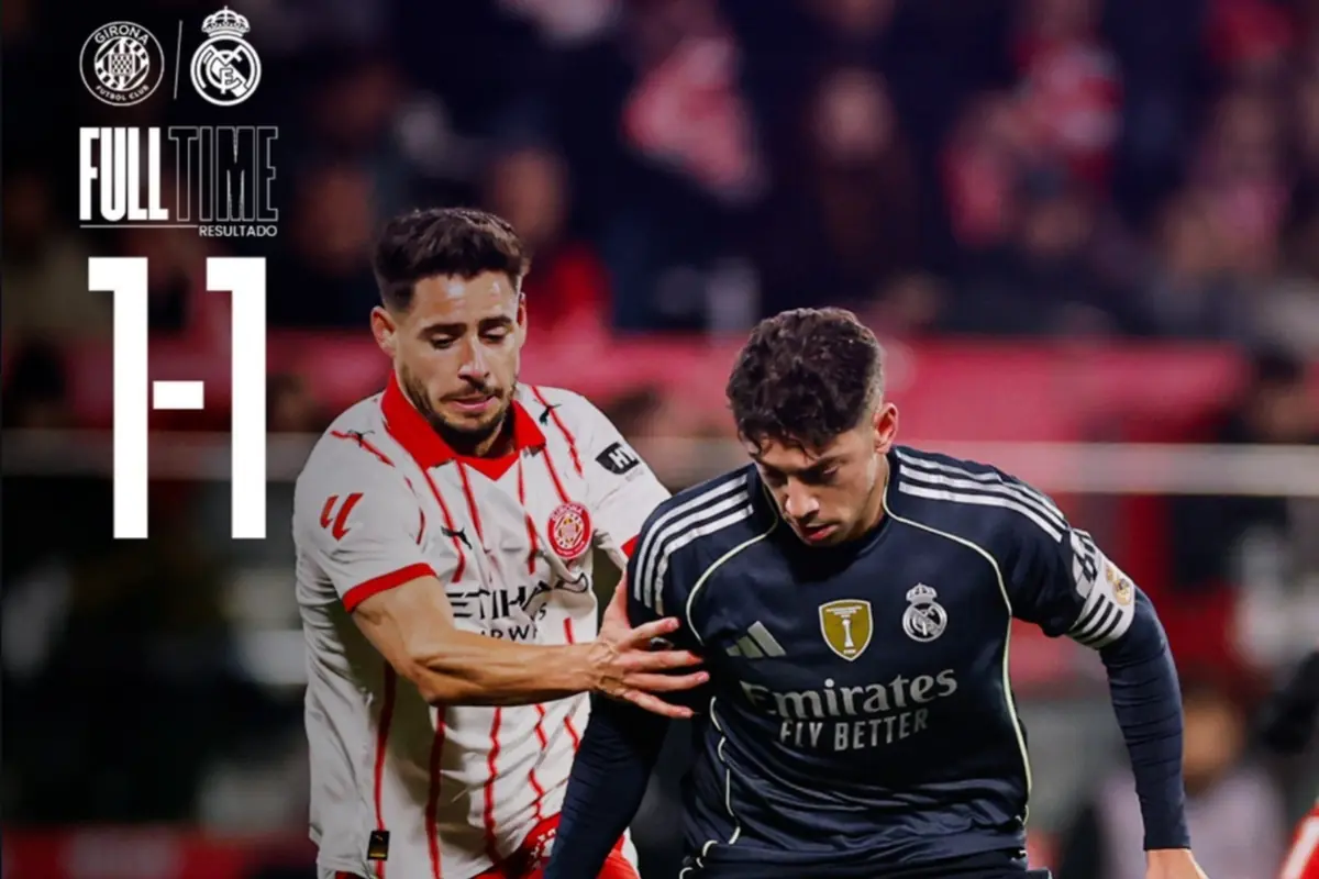 Dos jugadores de fútbol disputan el balón durante un partido entre Girona y Real Madrid que terminó empatado 1 a 1, según el marcador mostrado en la imagen. Dos jugadores de fútbol disputan el balón durante un partido entre Girona y Real Madrid que terminó empatado 1 a 1, según el marcador mostrado en la imagen.