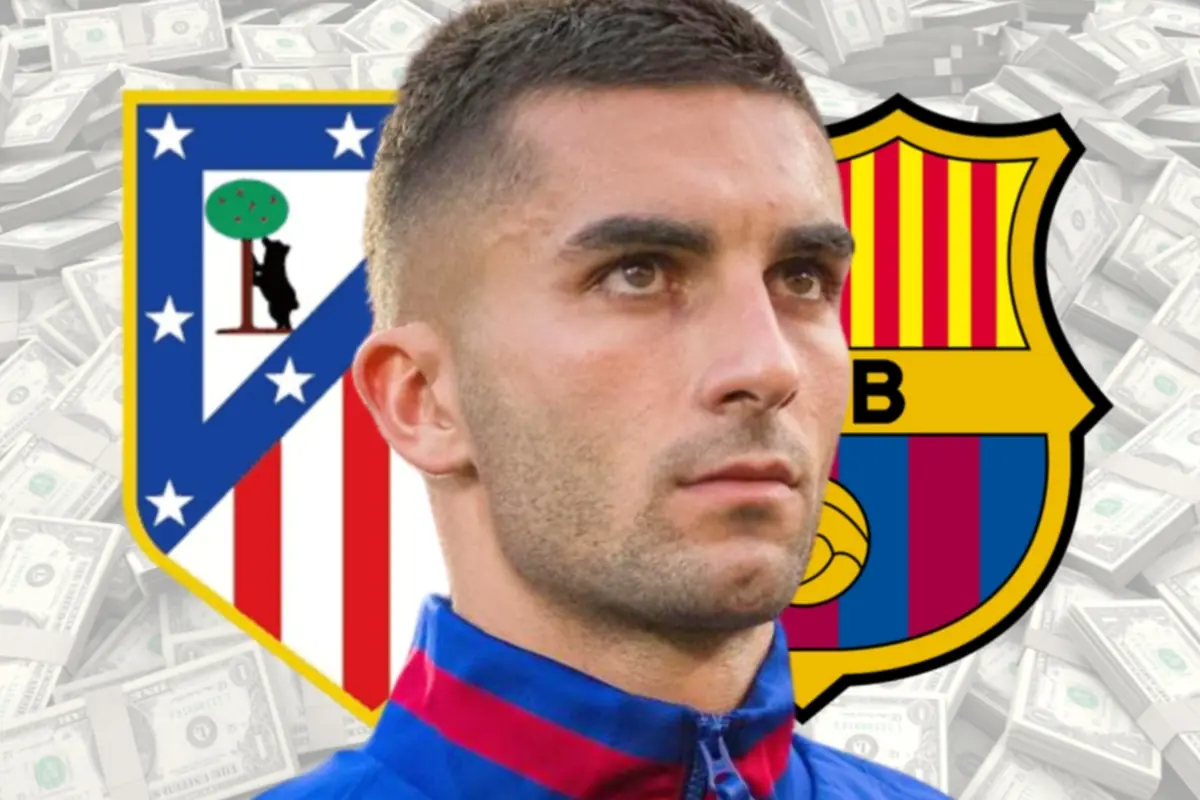 Un futbolista con uniforme azul y rojo aparece en primer plano con los escudos del Atlético de Madrid y el FC Barcelona al fondo sobre un fondo de billetes de dólar.