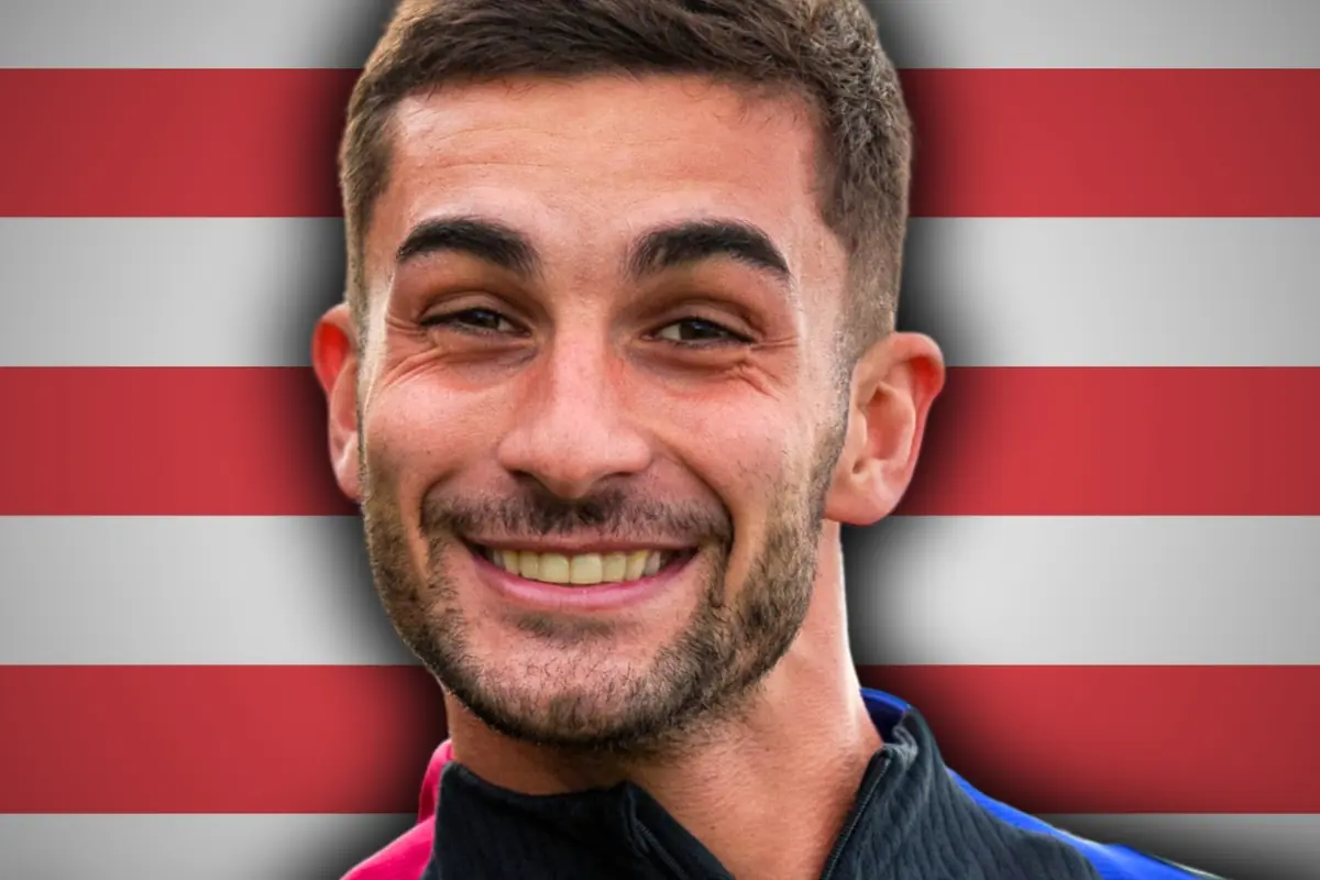 Home jove somrient amb un fons de franges vermelles i blanques