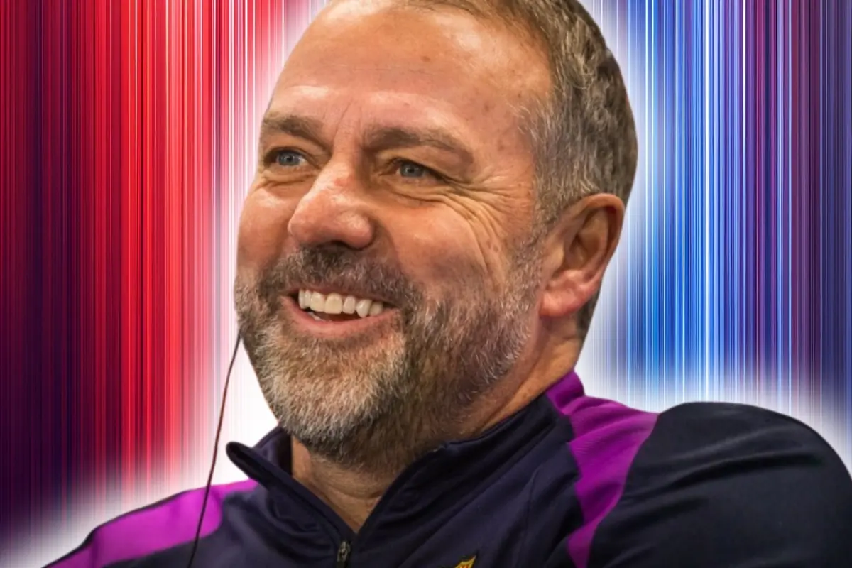 Home de mitjana edat amb barba i cabell curt somriu davant d’un fons de línies verticals en tons vermells i blaus