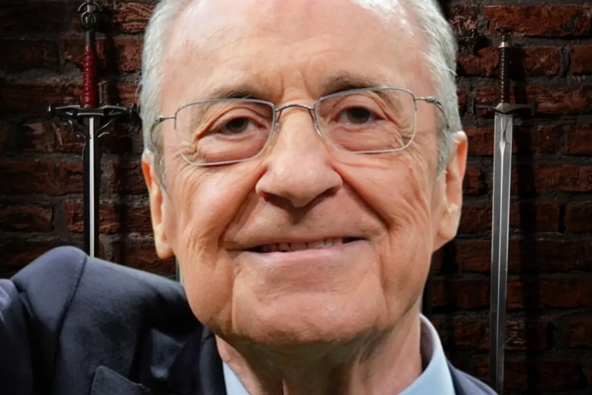 Primer pla d’un home gran amb ulleres somrient davant d’una paret de maó amb dues espases verticals al fons