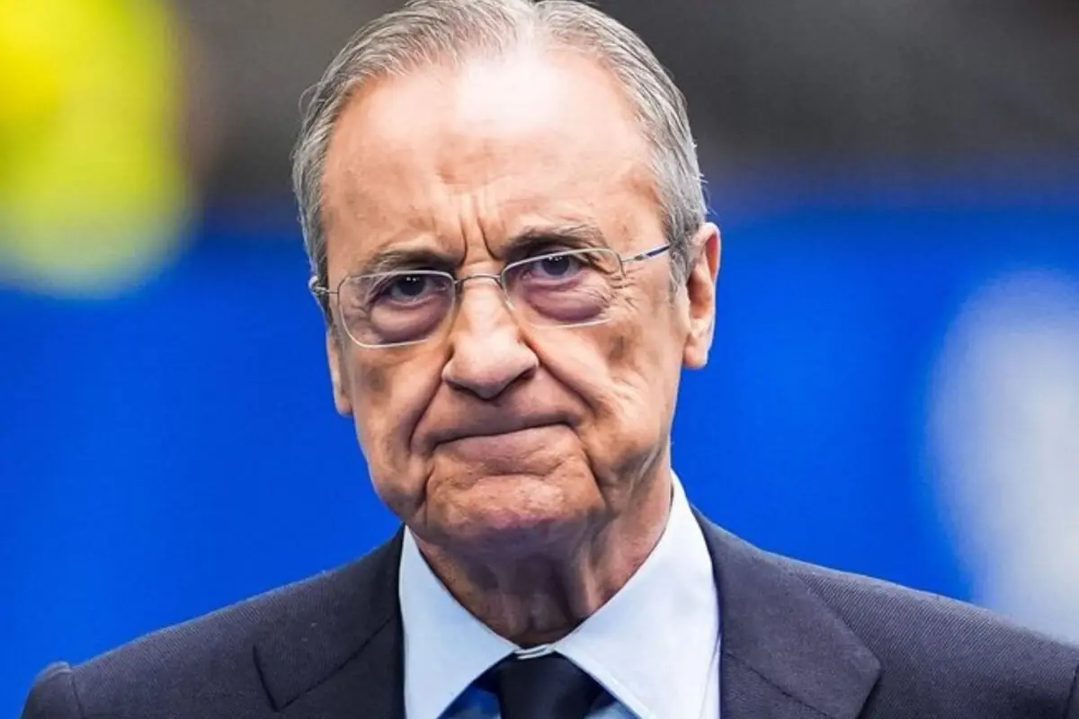 Home gran amb ulleres i expressió seriosa vestit amb un vestit davant d’un fons blau