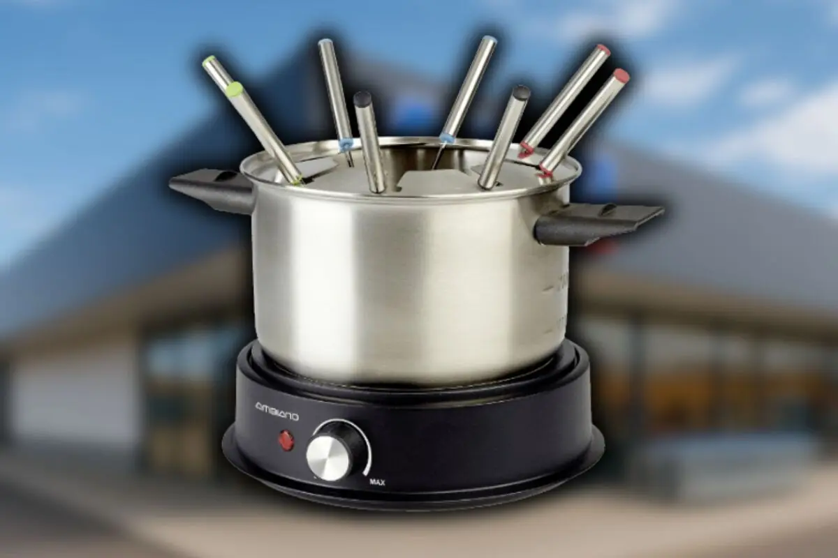 Olla eléctrica para fondue de acero inoxidable con varias varillas de colores sobre una base negra de Aldi.