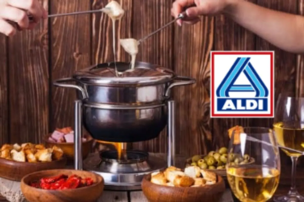 Personas disfrutando de una fondue de queso con pan, vino blanco y varios acompañamientos en un ambiente rústico, junto al logo de Aldi.