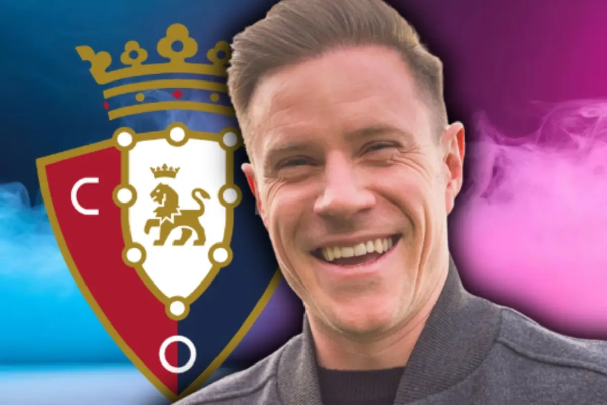 Home somrient en primer pla amb l’escut del Club Atlètic Osasuna de fons i colors blau i rosa difuminats.