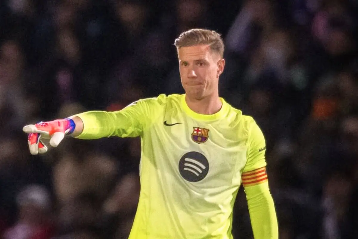 Porter del FC Barcelona amb samarreta groga fluorescent i braçalet de capità assenyalant amb la mà durant un partit