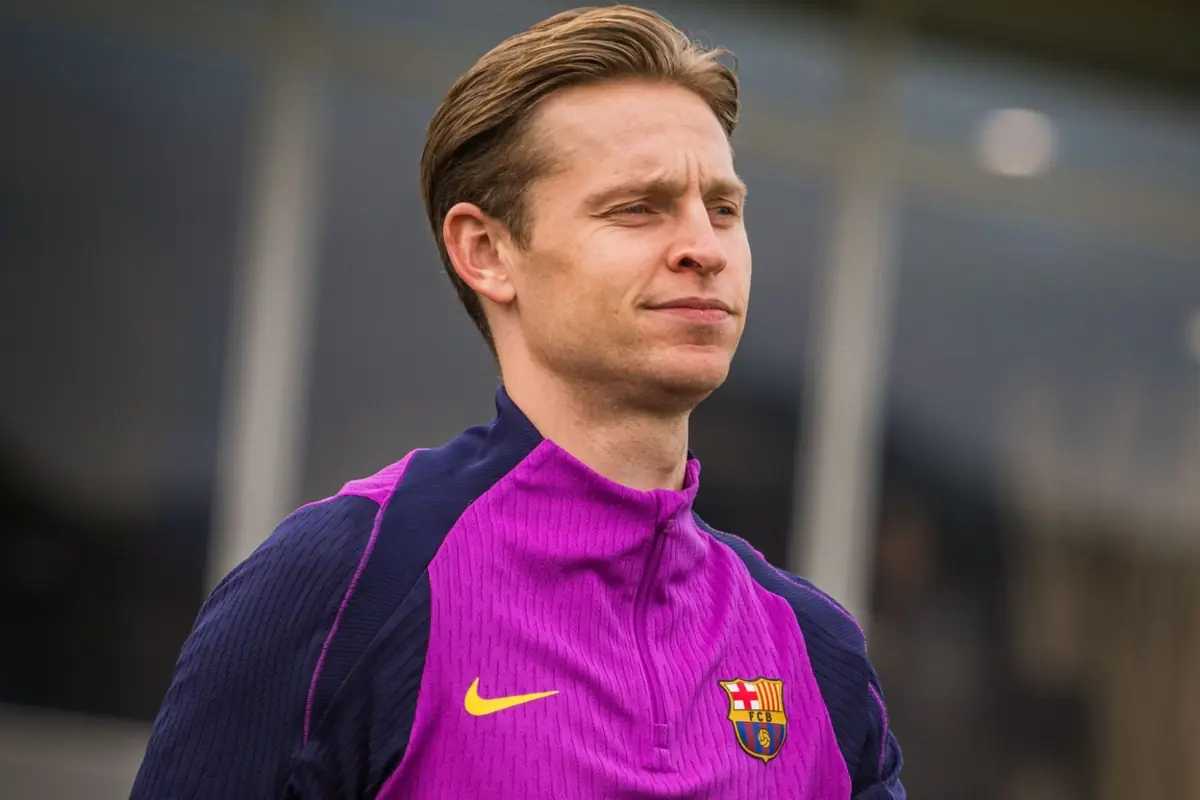 Jugador de futbol amb jaqueta d’entrenament morada del FC Barcelona mirant cap a l’horitzó