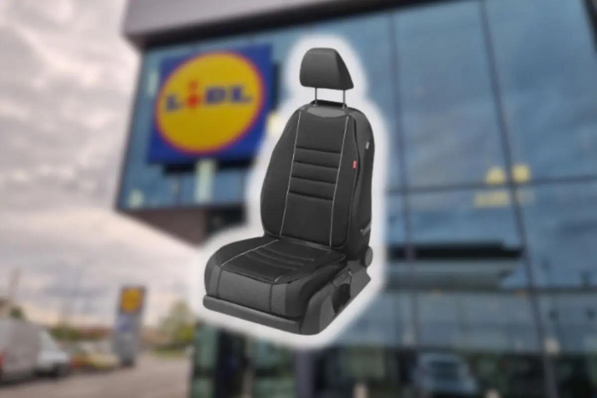 Asiento de coche negro sobre un fondo borroso de una tienda Lidl Asiento de coche negro sobre un fondo borroso de una tienda Lidl