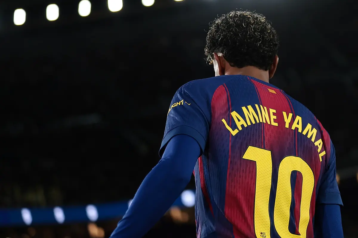 Jugador de futbol amb la samarreta blaugrana del Barcelona i el número 10 amb el nom Lamine Yamal a l’esquena Jugador de futbol amb la samarreta blaugrana del Barcelona i el número 10 amb el nom Lamine Yamal a l’esquena