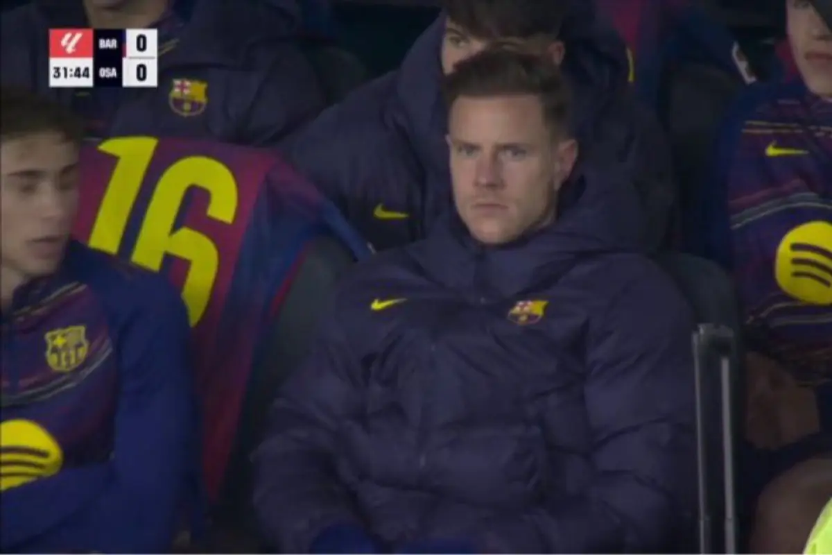 Futbolista del Barcelona assegut a la banqueta amb expressió seriosa durant un partit