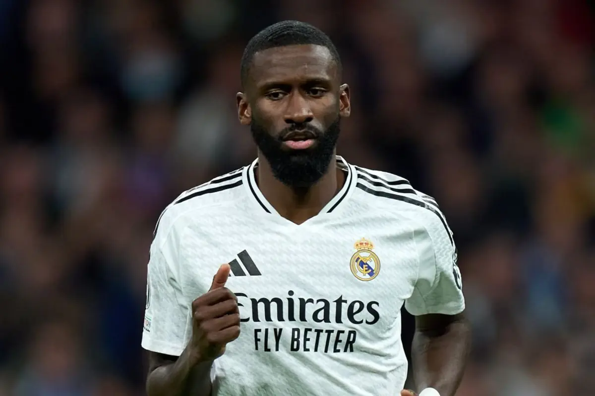 Futbolista amb samarreta blanca del Reial Madrid corrent al camp durant un partit