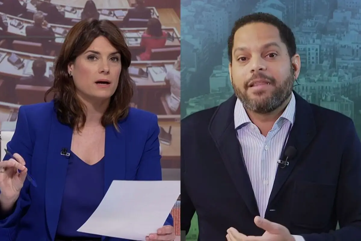 Dues persones en un programa de televisió, una dona amb jaqueta blava sostenint un full i un home amb jaqueta fosca i camisa clara, tots dos amb micròfon de solapa.