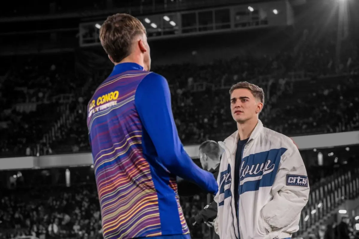Gavi de pie en la banda del nuevo Camp Nou hablando con un jugador del Barça de espaldas Gavi de pie en la banda del nuevo Camp Nou hablando con un jugador del Barça de espaldas