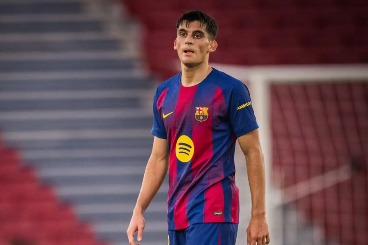 Jugador de futbol amb l’uniforme del FC Barcelona al camp durant un partit