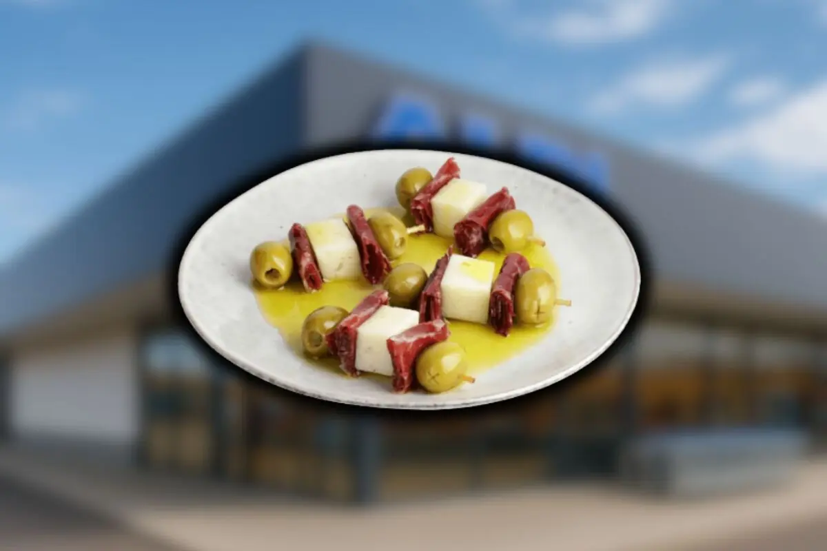 Gildas de aceituna, queso y embutido servidos en un plato blanco con fondo de supermercado Aldi desenfocado. Gildas de aceituna, queso y embutido servidos en un plato blanco con fondo de supermercado Aldi desenfocado.