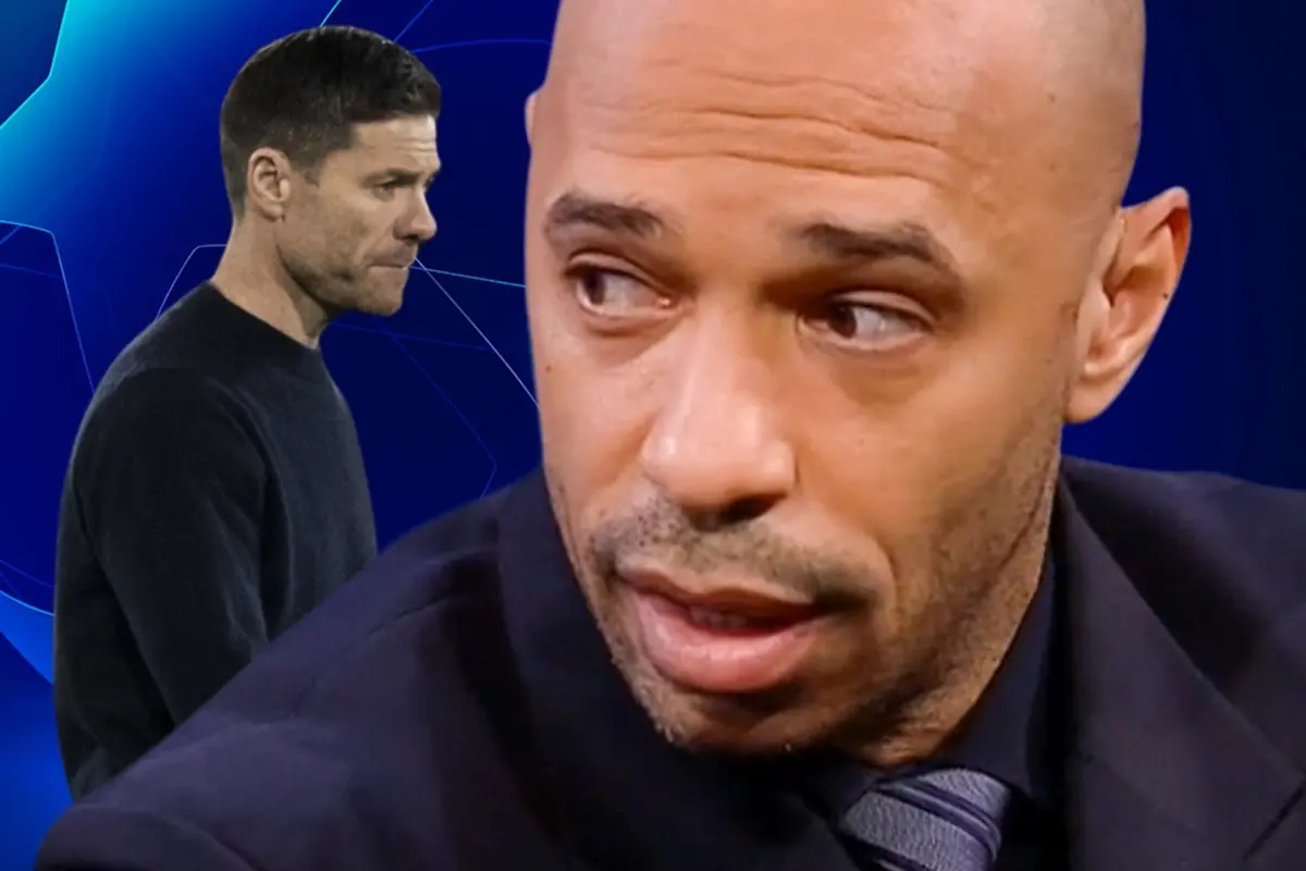 Primer plano de un hombre calvo con expresión seria y otro hombre al fondo mirando hacia la izquierda sobre un fondo azul abstracto