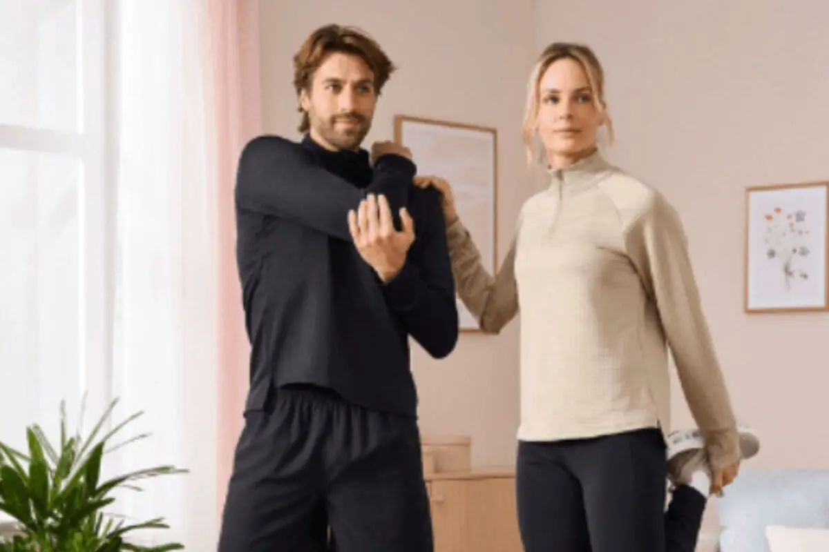 Pareja joven haciendo estiramientos en casa con ropa deportiva cómoda de Aldi. Pareja joven haciendo estiramientos en casa con ropa deportiva cómoda de Aldi.