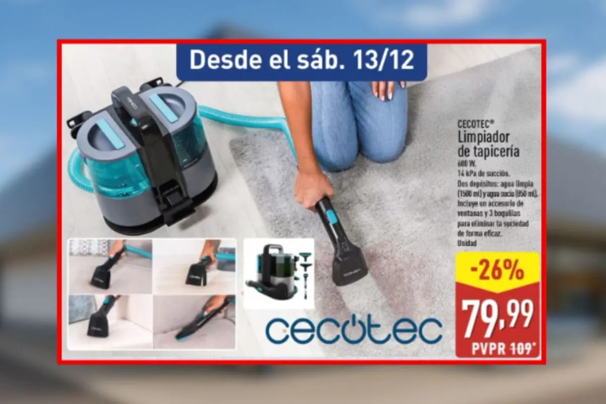 Persona usando un limpiador de tapicería Cecotec sobre una alfombra con imágenes adicionales mostrando el uso del aparato en diferentes superficies y el precio en oferta en Aldi destacado en la esquina inferior derecha. Persona usando un limpiador de tapicería Cecotec sobre una alfombra con imágenes adicionales mostrando el uso del aparato en diferentes superficies y el precio en oferta en Aldi destacado en la esquina inferior derecha.