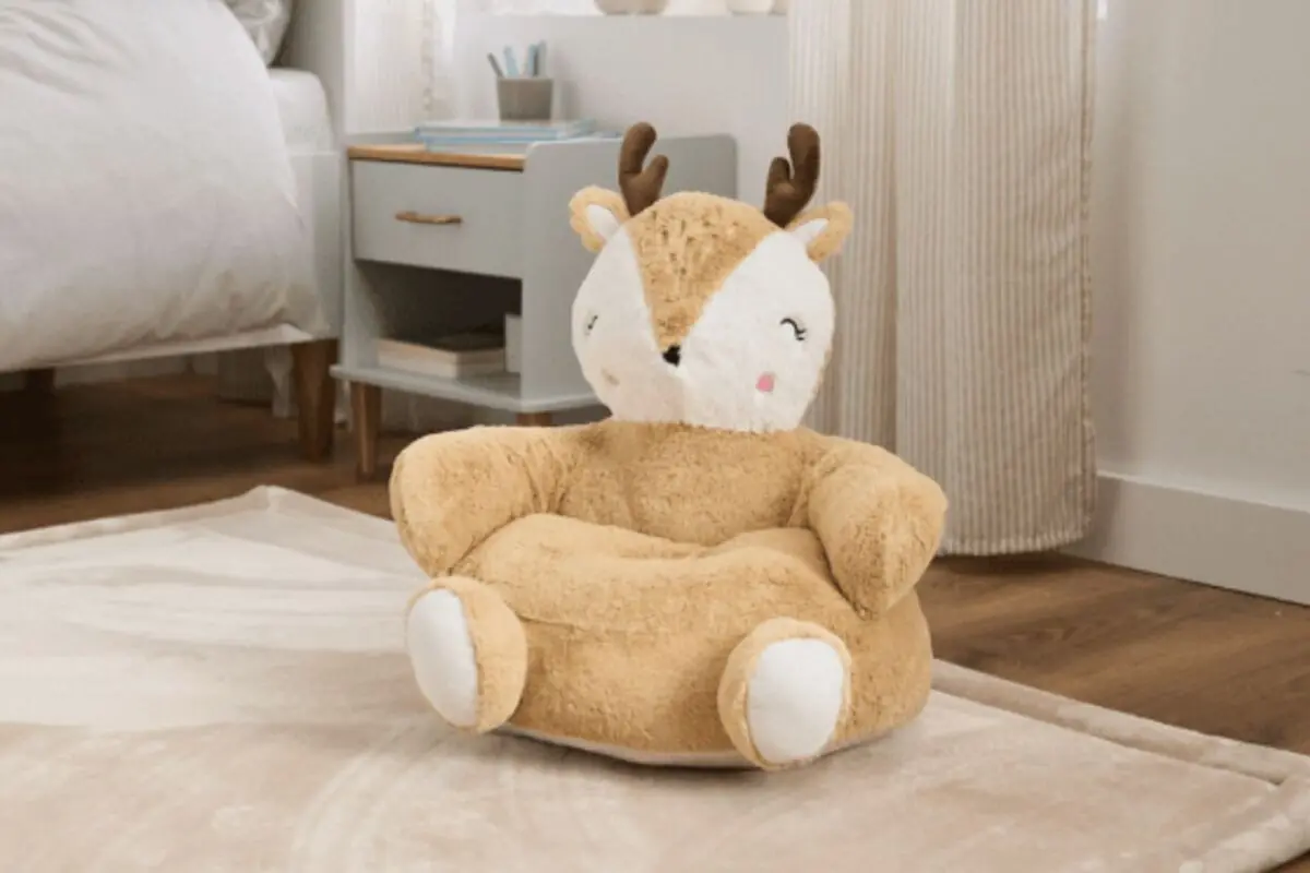 Sillón infantil de peluche de Aldi con forma de ciervo marrón en una habitación acogedora. Sillón infantil de peluche de Aldi con forma de ciervo marrón en una habitación acogedora.