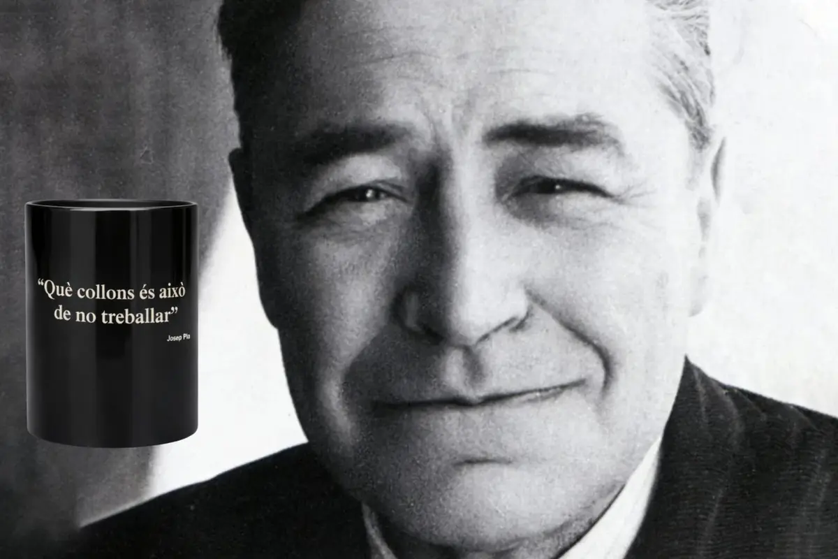 Primer plano en blanco y negro de Josep Pla sonriendo levemente con una taza negra a la izquierda que muestra una frase en catalán sobre el trabajo
