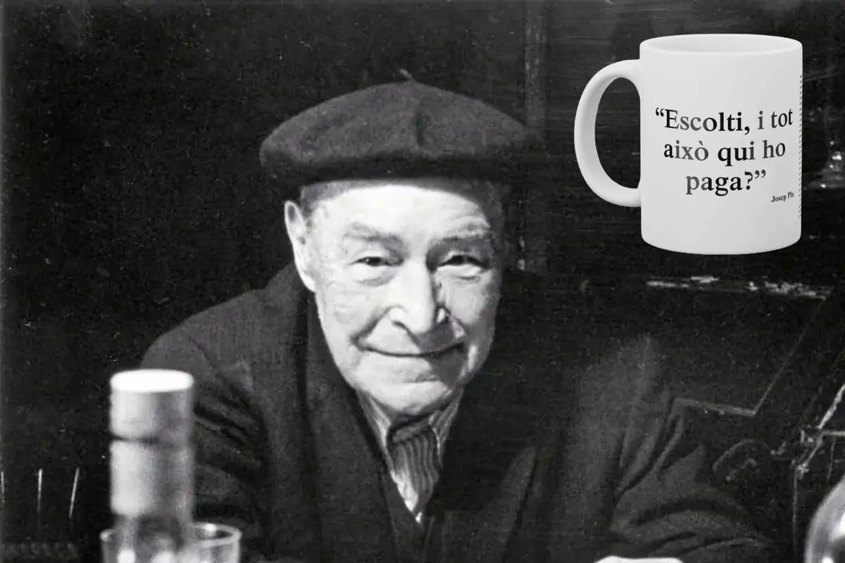 Fotografía en blanco y negro de Josep Pla sonriendo apoyado en una mesa junto a una taza blanca con una cita en catalán impresa en un lateral