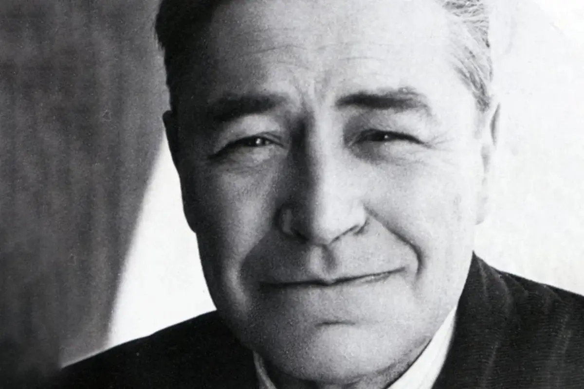 Retrato en blanco y negro de Josep Pla con expresión serena mirando a la cámara