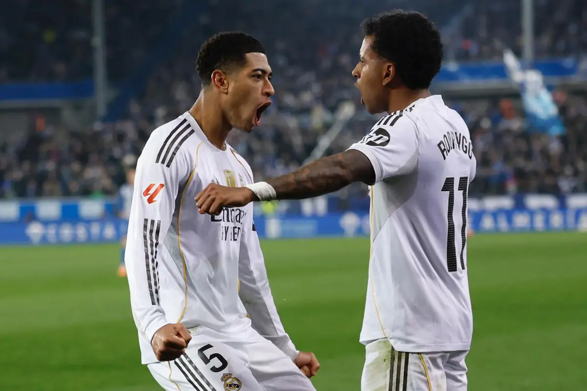 Dos jugadors del Reial Madrid celebren un gol al camp amb expressions d’emoció i eufòria