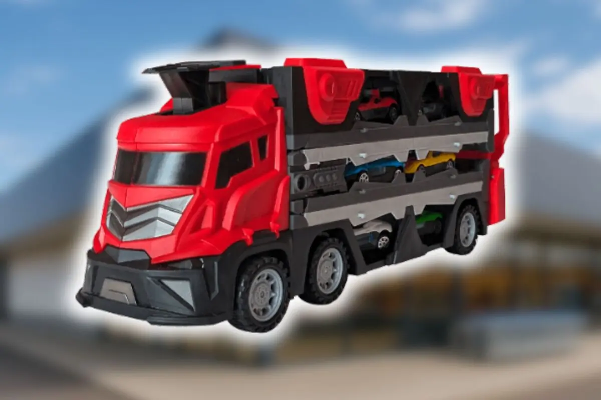 Camión de juguete rojo de Aldi con varios autos pequeños en su interior sobre un fondo desenfocado.