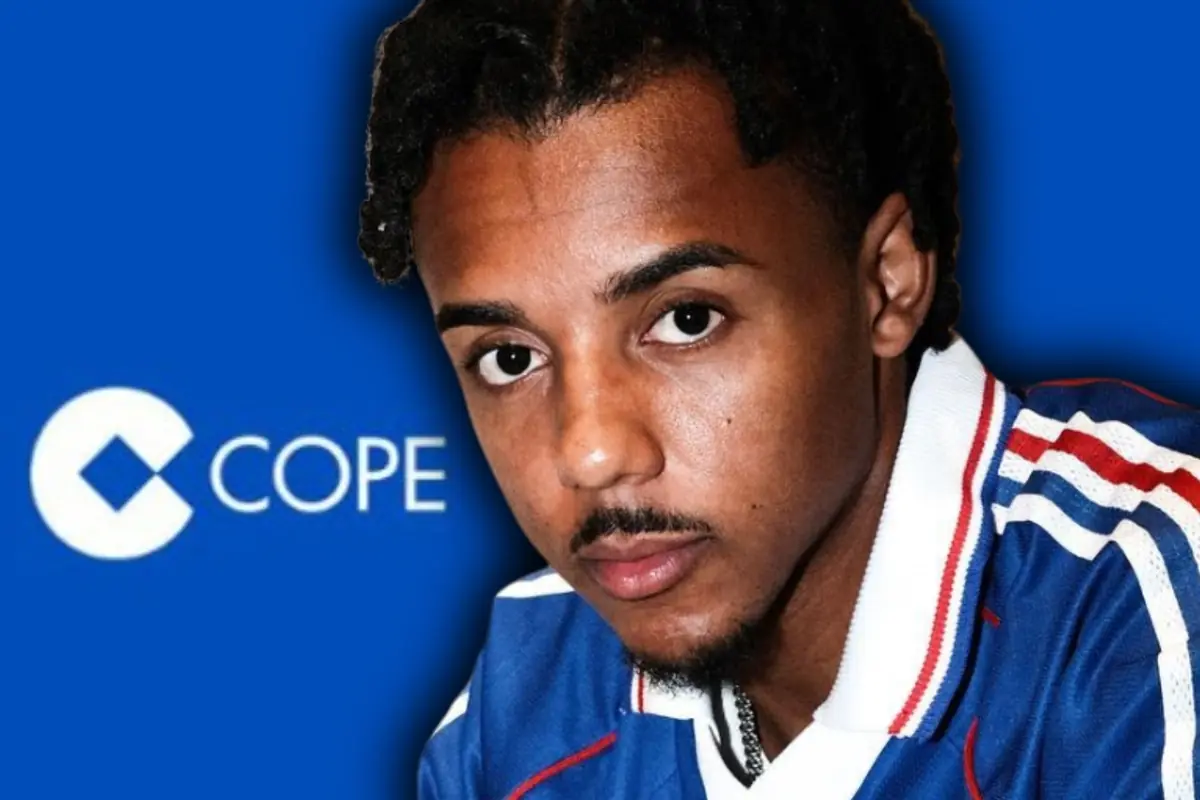 Hombre con camiseta azul de rayas rojas y blancas frente a un fondo azul con el logo y texto de COPE