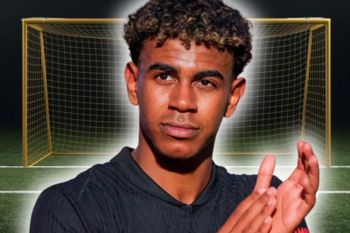 Futbolista jove amb samarreta negra aplaudint davant d’una porteria il·luminada en un camp de futbol