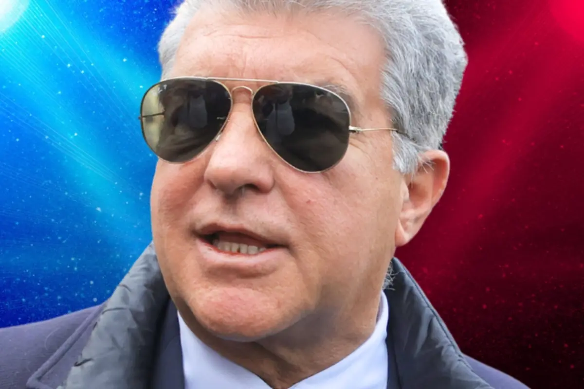 Home de mitjana edat amb ulleres de sol i cabells canosos sobre un fons degradat blau i vermell